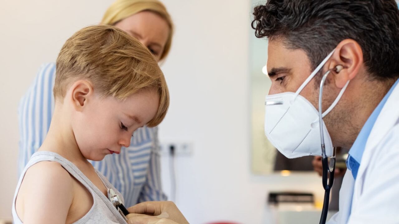 El equipo analizó las historias clínicas electrónicas de más de 651.640 niños en los Estados Unidos que tuvieron un encuentro médico con organizaciones sanitarias entre septiembre de 2021 y enero de 2022.