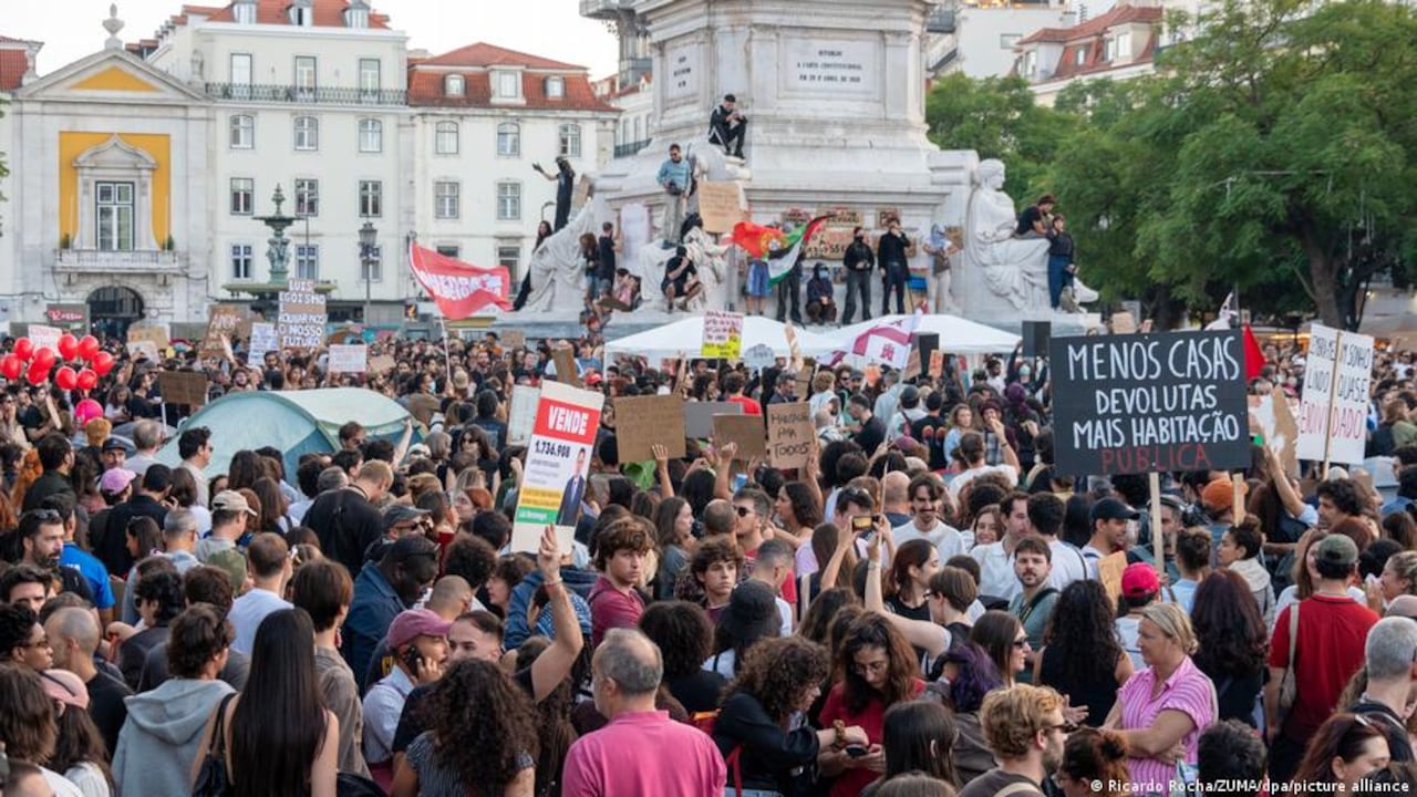 Los manifestantes se concentraron en la plaza del Rossio, en el centro de Lisboa, en el marco de una protesta organizada por el movimiento «Acampada de Lisboa pela Habitação», exigiendo viviendas asequibles y medidas para hacer frente a la crisis habitacional en Portugal.