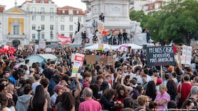 Los manifestantes se concentraron en la plaza del Rossio, en el centro de Lisboa, en el marco de una protesta organizada por el movimiento «Acampada de Lisboa pela Habitação», exigiendo viviendas asequibles y medidas para hacer frente a la crisis habitacional en Portugal.
