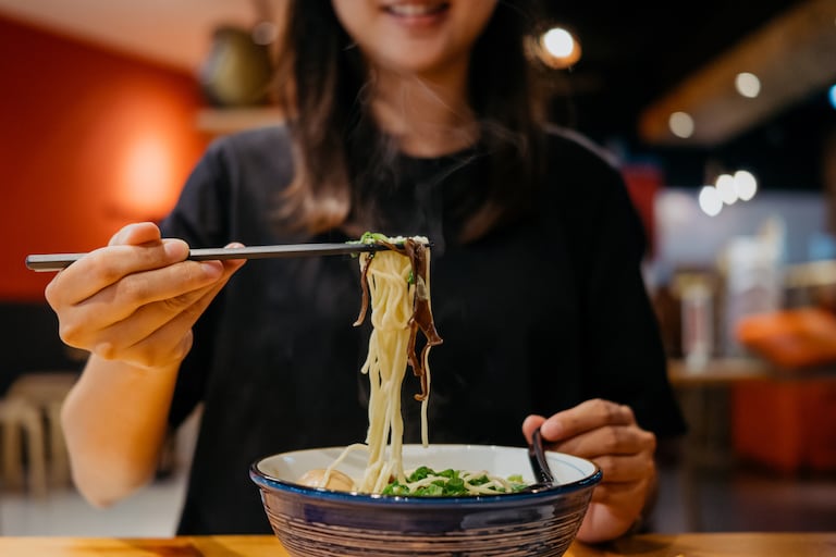 Para aquellos que desean explorar la riqueza de sabores de la gastronomía japonesa sin complicaciones, aprender a hacer un ramen casero se presenta como una opción tentadora.