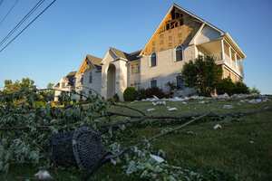 Se quitaron los ladrillos de la fachada de una casa después de que un tornado azotara varias áreas de Greenwood, Indiana, el domingo 25 de junio