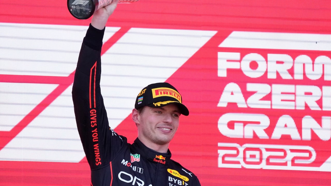Max Verstappen de Red Bull celebra en el podio tras ganar el Gran Premio de Azerbaiyán, el domingo 12 de junio de 2022, en Bakú. (AP Photo/Sergei Grits)