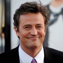 Las autoridades recibieron un llamado de emergencia por la muerte de Mathew Perry sobre las 4:10 p. m.