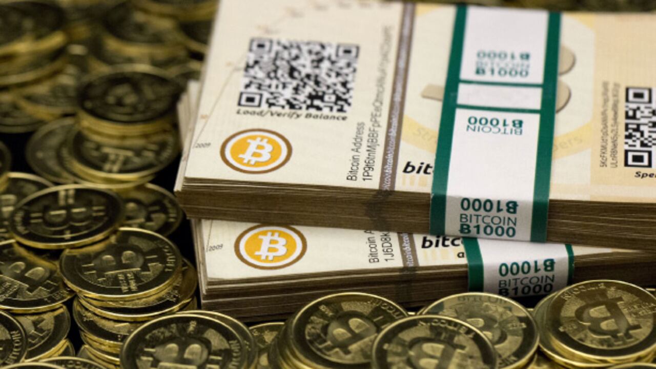 El sistema fue diseñado para que produzca un máximo de 21 millones de bitcoins; este tope tiene como propósito asegurar que no ocurra en el mundo virtual la consabida emisión, sin respaldo, que suelen realizar los bancos centrales en casi todos los países cuando hay dificultades. Hasta el momento, se han producido algo más de 12 millones.