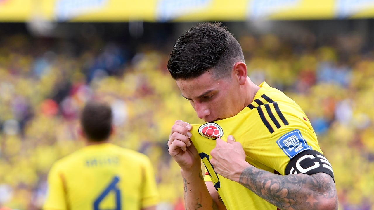 James Rodríguez besa el escudo de Colombia tras su gol frente a Uruguay