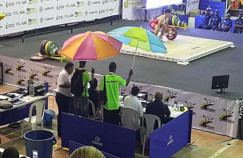 Deportistas de 17 ligas se vieron sorprendidos cuando enormes goteras empezaron a caer cerca de la zona de levantamientos.