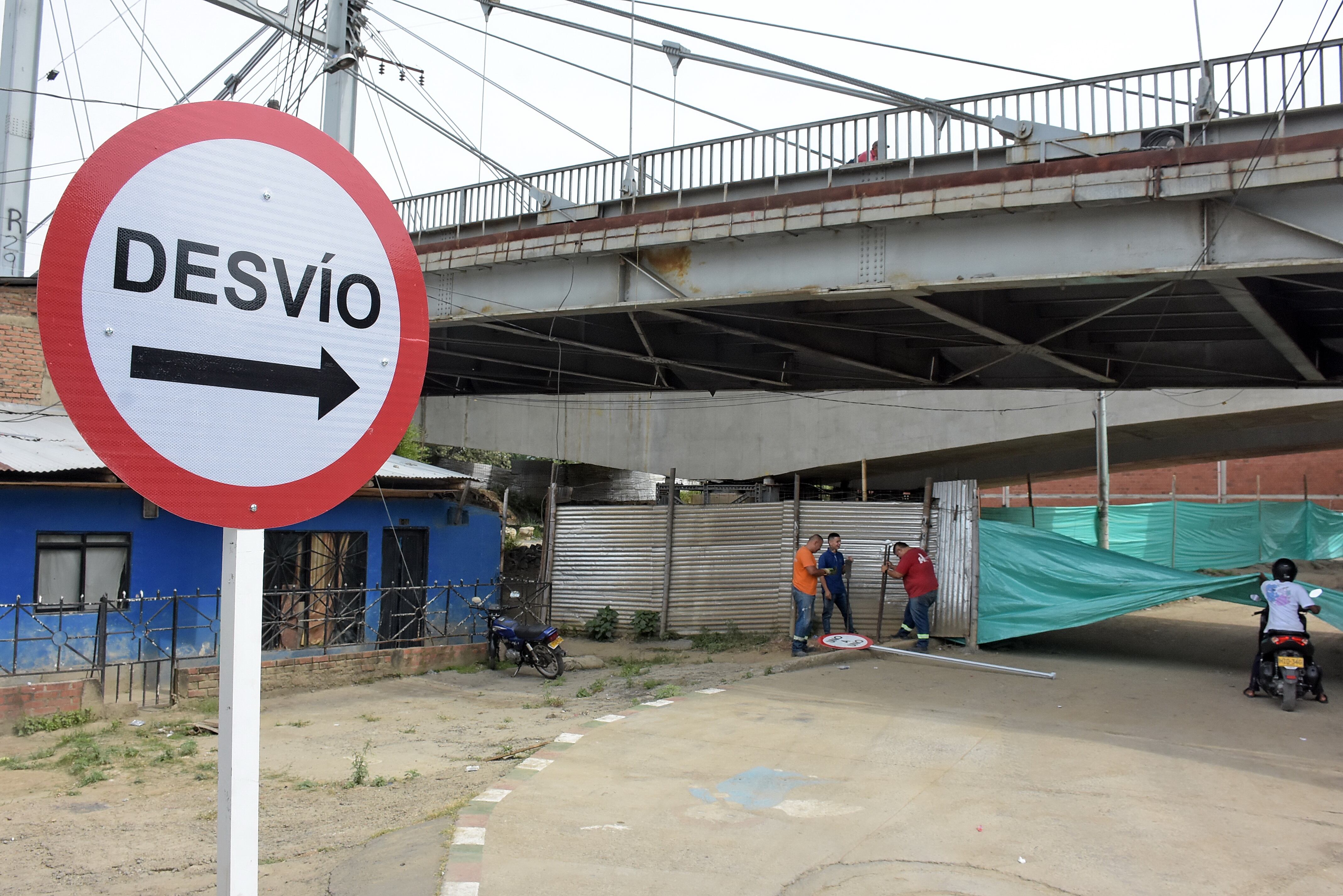 Con la construcción de los accesos al nuevo puente de Juanchito en marcha, desde este martes 1 de agosto se implementará un plan de desvíos y cambios viales en jurisdicción de Candelaria y Palmira. Diego Adolfo Méndez, secretario de Movilidad del Valle, dijo que el propósito es disminuir los tiempos de desplazamiento y evitar traumatismos en el sector, por donde circulan diariamente alrededor de 30 mil vehículos.
