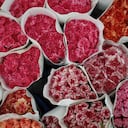 Pertenecen al género Dianthus, cuyo significado es "flor divina", y tienen un importante valor simbólico en diferentes culturas.