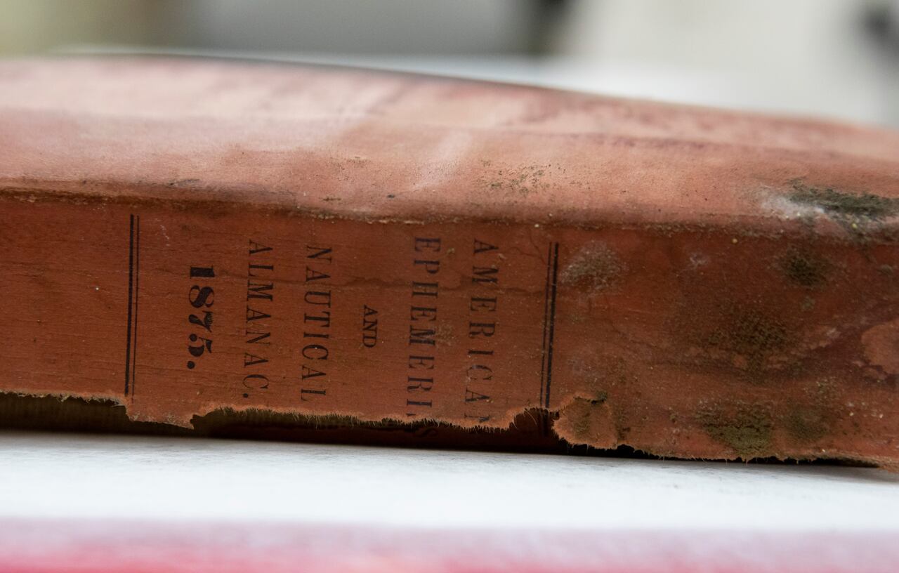 Un libro encontrado en una cápsula del tiempo en la base del monumento a Robert E. Lee descansa sobre una mesa en el Departamento de Recursos Históricos el 22 de diciembre de 2021 en Richmond, Virginia