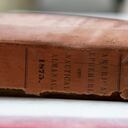 Un libro encontrado en una cápsula del tiempo en la base del monumento a Robert E. Lee descansa sobre una mesa en el Departamento de Recursos Históricos el 22 de diciembre de 2021 en Richmond, Virginia