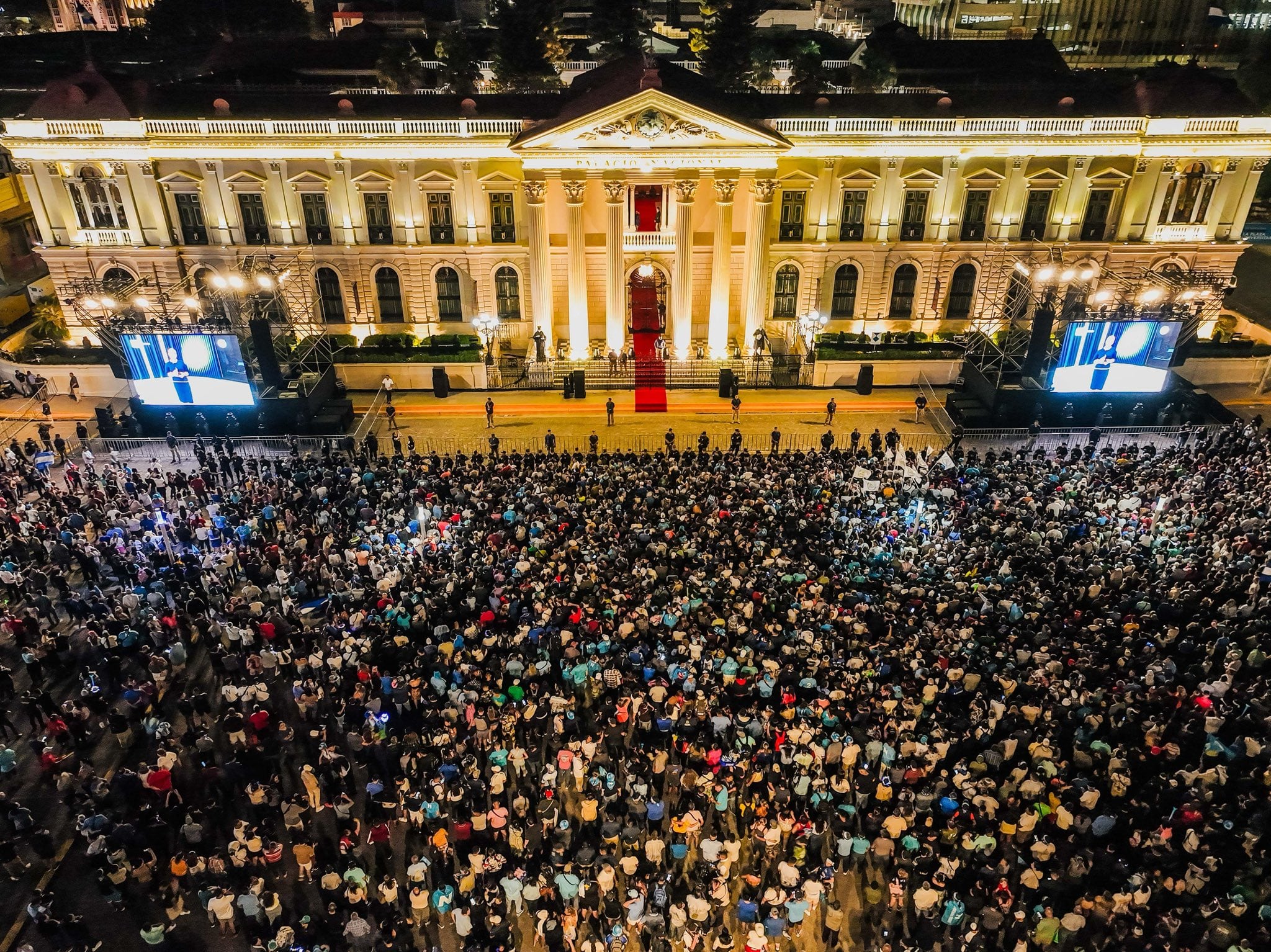 Una multitud espera el discurso de Nayib Bukele