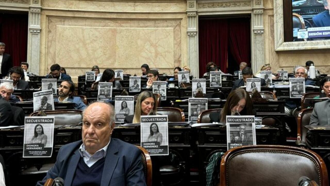 Antes de dar inicio a la sesión en la Cámara, varios diputados mostraron su rechazo a la persecución y secuestro de opositores en Venezuela. Foto: Redes sociales