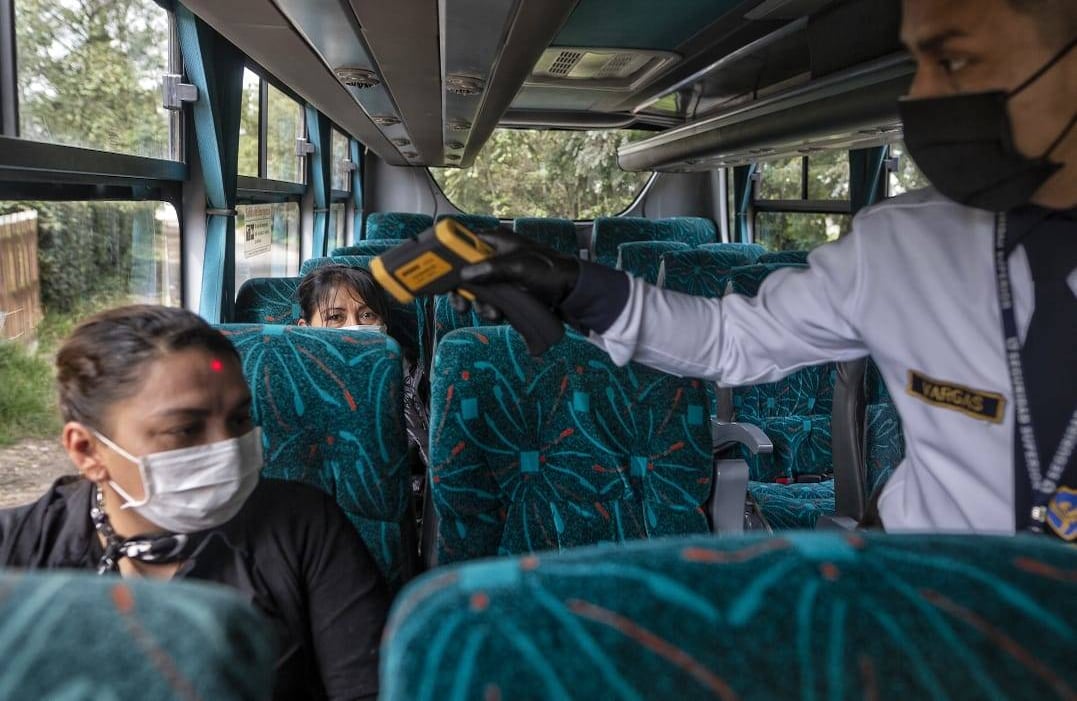Dentro del bus que los llevó hasta la sala de cremación, a cada uno de los Torres les tomaron la temperatura para verificar que no tuvieran fiebre, uno de los principales síntomas del coronavirus. Reportaje gráfico: Esteban Vega La-Rotta