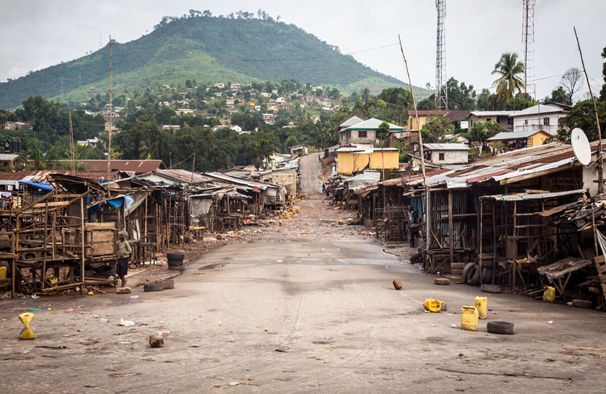 Afectado por el toque de queda de tres días que las autoridades decretaron para combatir el ébola, un mercado local parece un pueblo fantasma en Freetown, Sierra Leona. (AP)