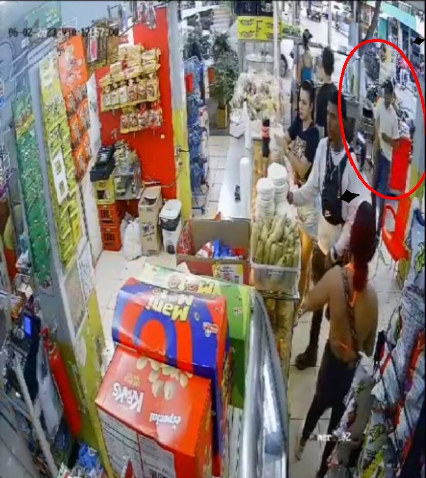 El joven llega a la panadería e intimida a los clientes.