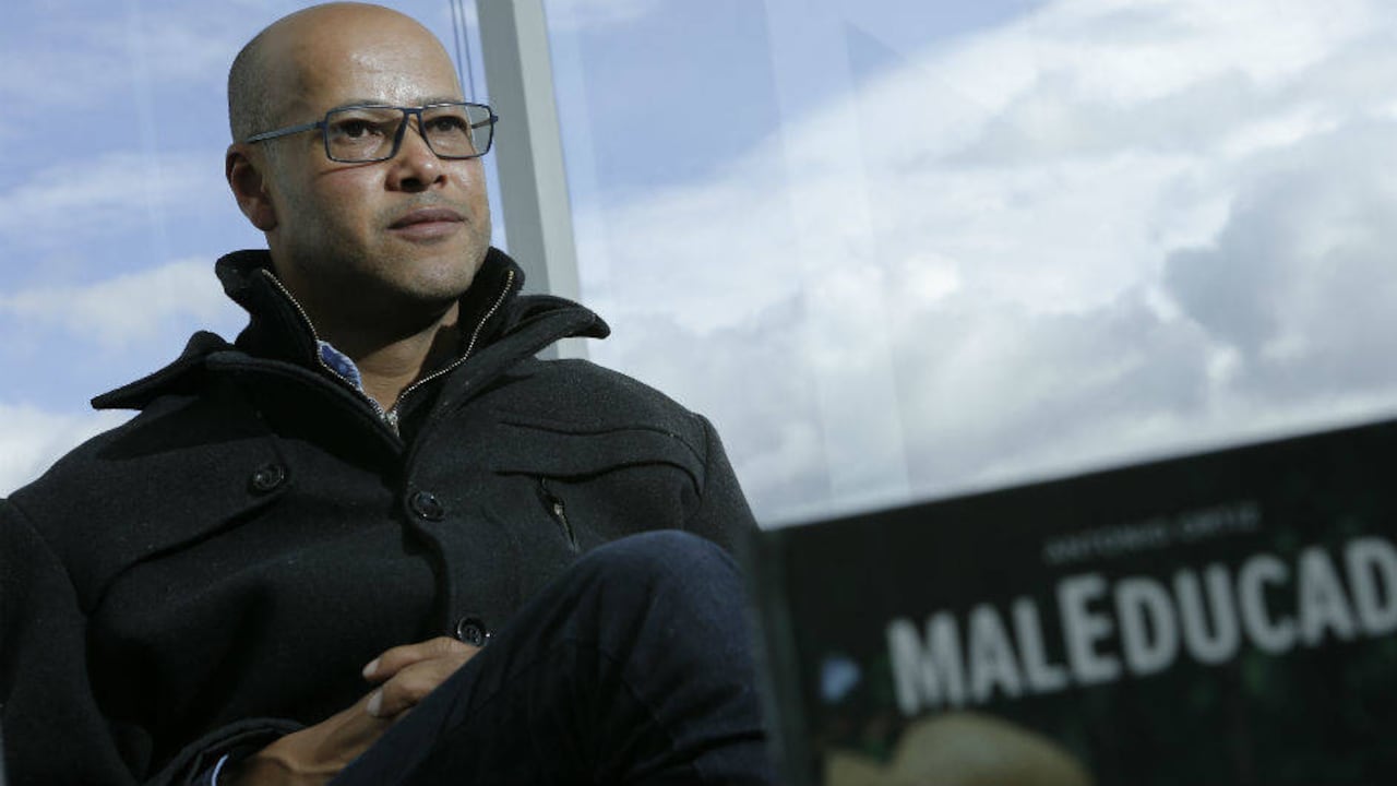 Antonio Ortíz nació en Bogotá en 1972. Estudió Literatura Inglesa en la Universidad de Arkansas (E.E.U.U) y una maestría en Lingüística aplicada en la Universidad de Victoria (Canadá).