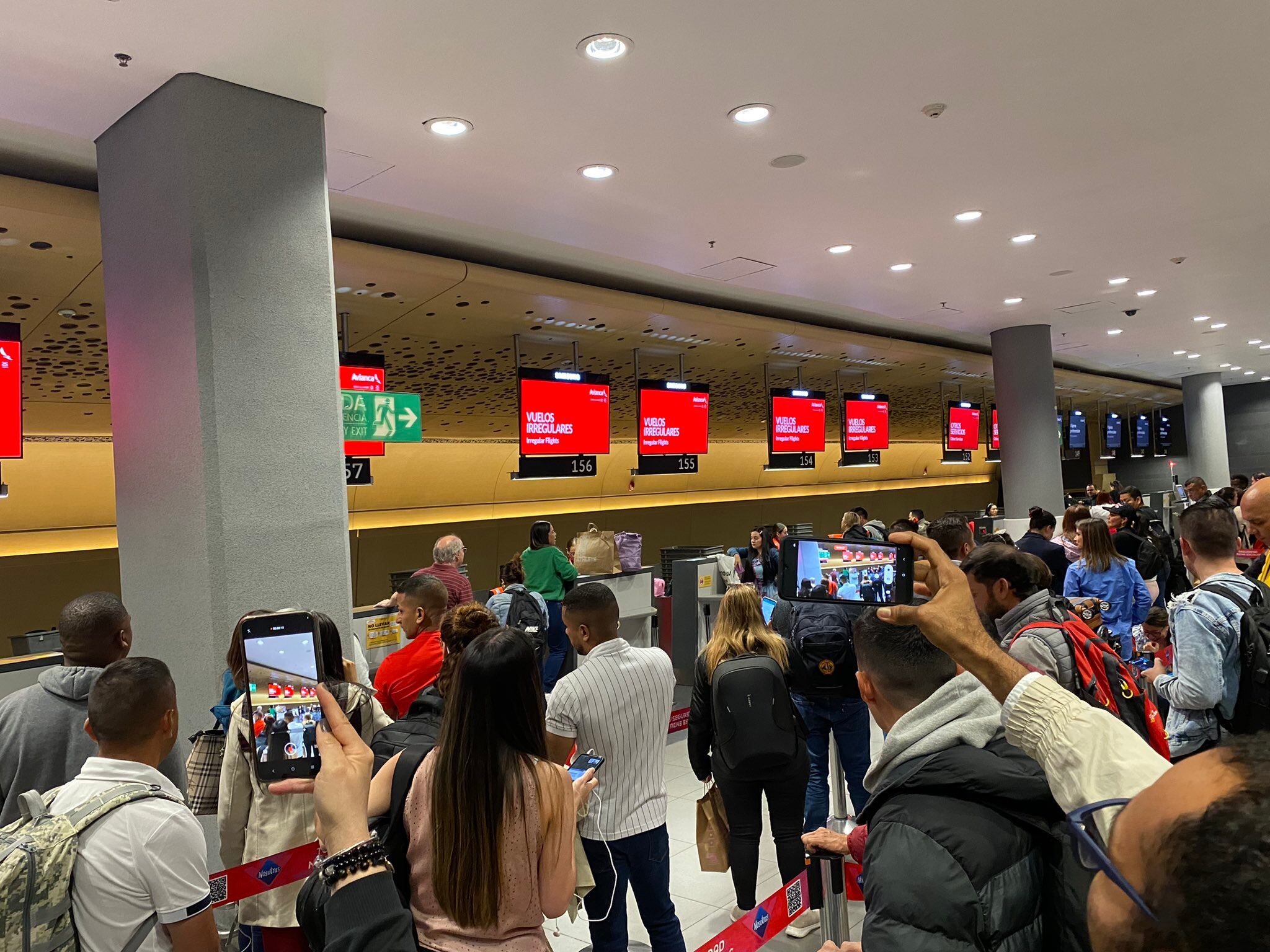 La situación, por el clima en la capital del país, empeoró para Avianca. De hecho, a través de un comunicado de prensa, la reconocida aerolínea le informó a sus usuarios, los que resultaron afectados y los que tienen vuelos programados, que se permitirán hacer cambios en los itinerarios.