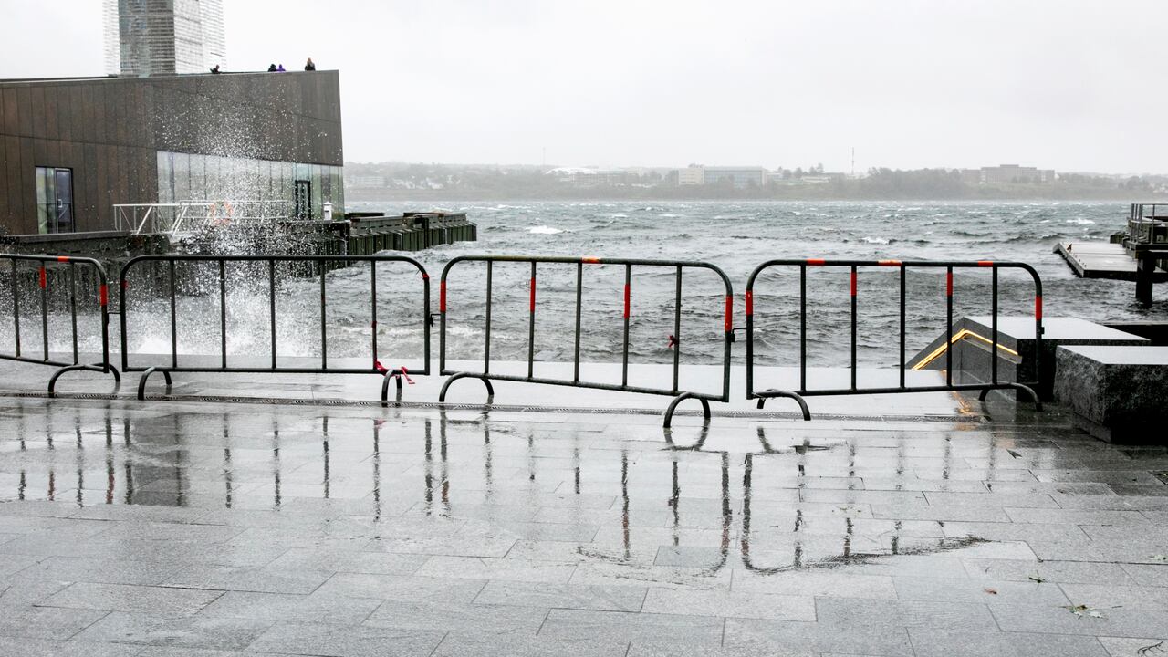 Una barricada mantiene a la gente alejada de las olas en Queen's Marque en Halifax, Nueva Escocia, el sábado 16 de septiembre de 2023. Se pronosticaron condiciones severas en partes de Massachusetts y Maine, y condiciones de huracán podrían azotar las provincias canadienses de Nuevo Brunswick. y Nueva Escocia, donde se esperaba que la tormenta Lee, degradada el sábado temprano de huracán a ciclón postropical, tocara tierra más tarde ese mismo día. (Kelly Clark/The Canadian Press vía AP)