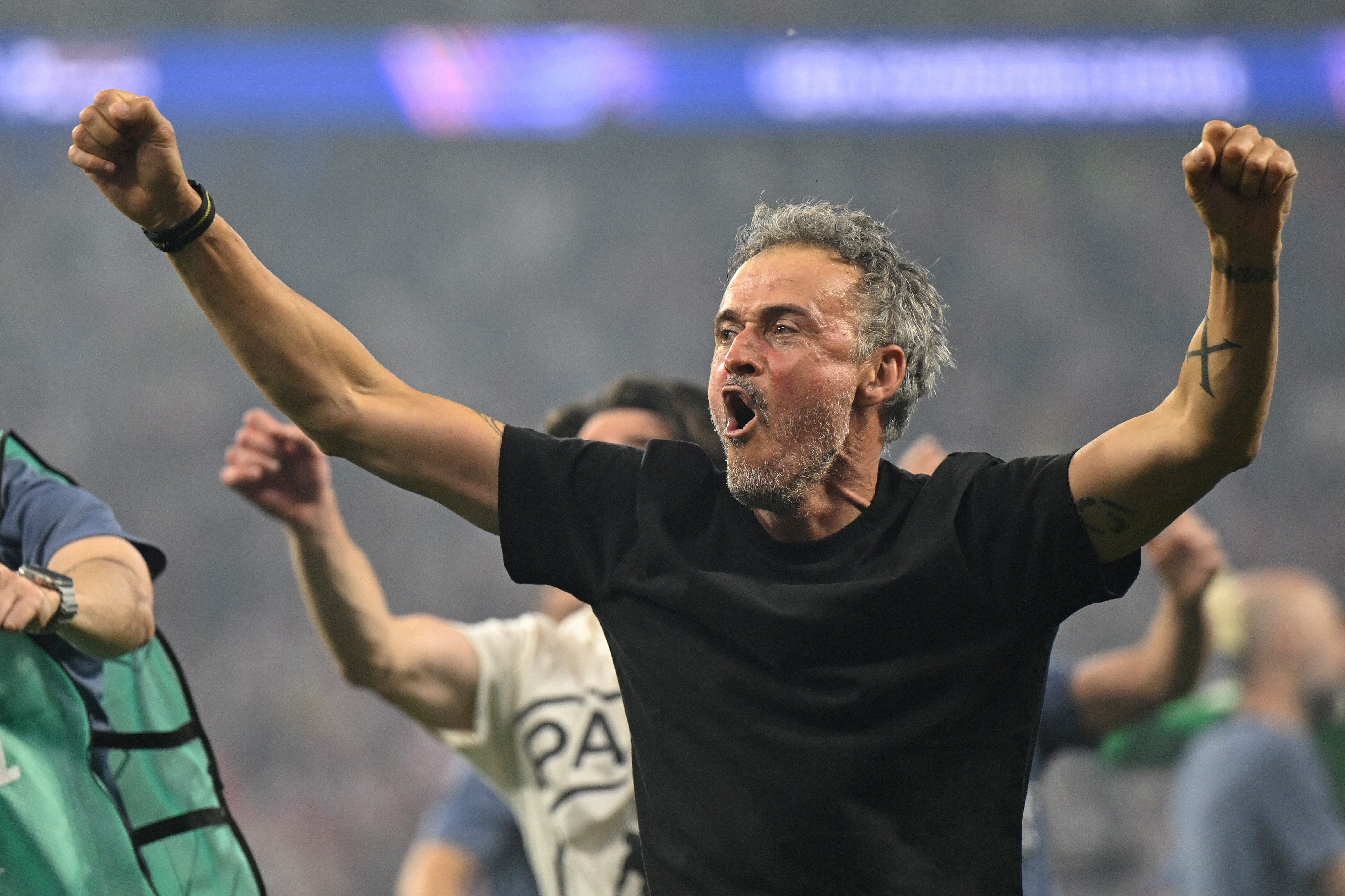 El técnico español del Paris Saint-Germain, Luis Enrique, celebra la victoria de su equipo en la final de la Liga de Campeones de la UEFA entre el Paris Saint-Germain (PSG) y el Arsenal FC en el Puskás Arena de Budapest el 30 de mayo de 2026. El Paris Saint-Germain venció al Arsenal por 4-3 en la tanda de penaltis para conseguir su segundo título consecutivo de la Liga de Campeones tras el empate 1-1 en la final disputada en Budapest el 30 de mayo. (Foto de INA FASSBENDER / AFP)