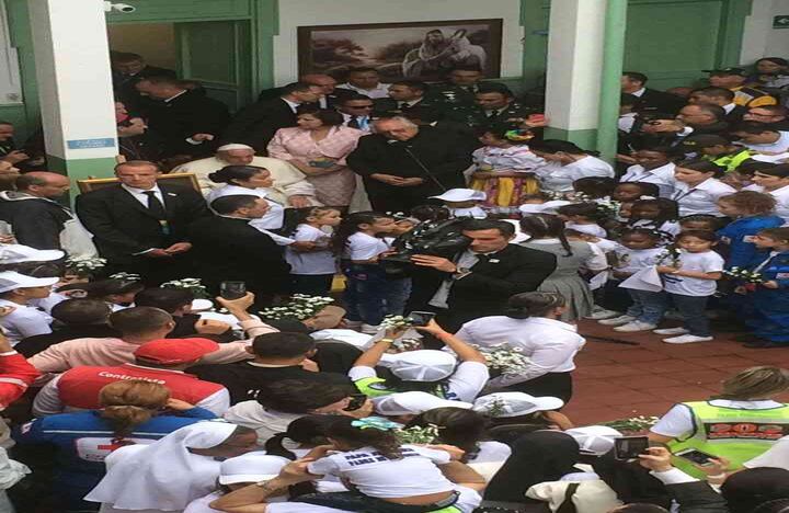 Durante cerca de 40 minutos el papa Francisco estuvo en el Hogar San José, lugar en el que compartió con decenas de niños. Foto: Guillermo Torres// SEMANA. 