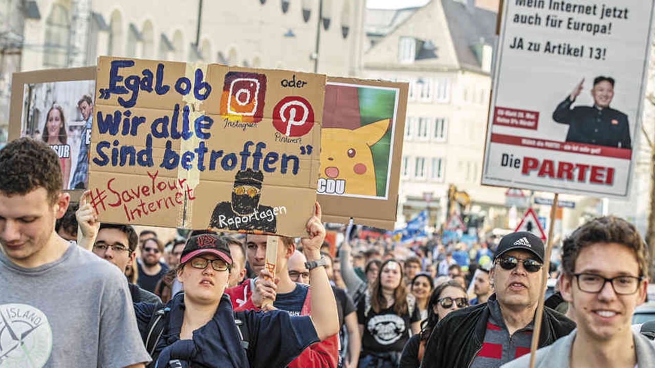 Durante toda la semana, manifestantes en toda Europa salieron a las calles para protestar contra las medidas que restringirán la libertad en internet. En la foto, Múnich.