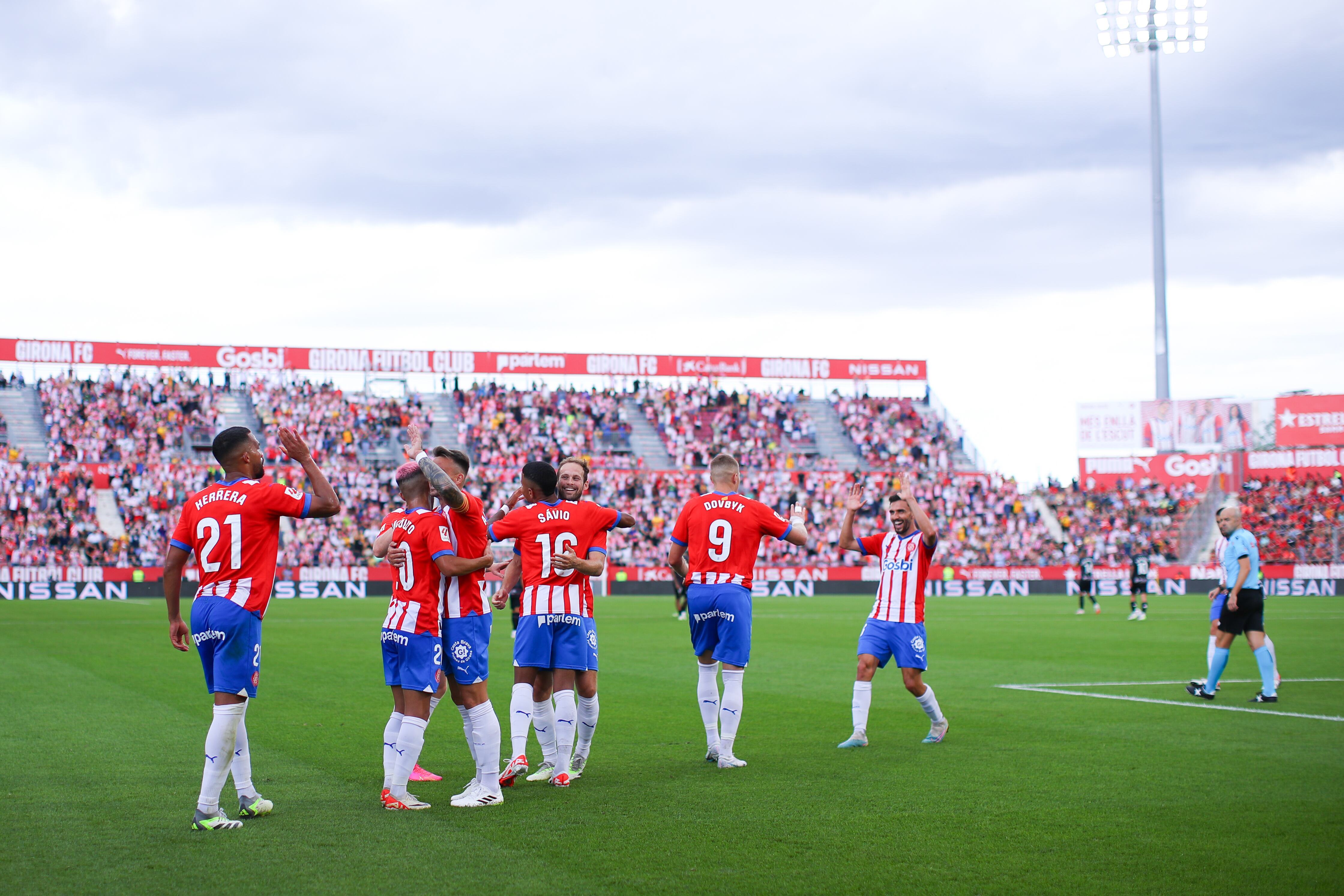 GIRONA, SPAIN - SEPTEMBER 23: Savio of Girona FC celebrates with his teammates after scoring the team's fifth goal during the LaLiga EA Sports match between Girona FC and RCD Mallorca at Montilivi Stadium on September 23, 2023 in Girona, Spain. (Photo by Eric Alonso/Getty Images)