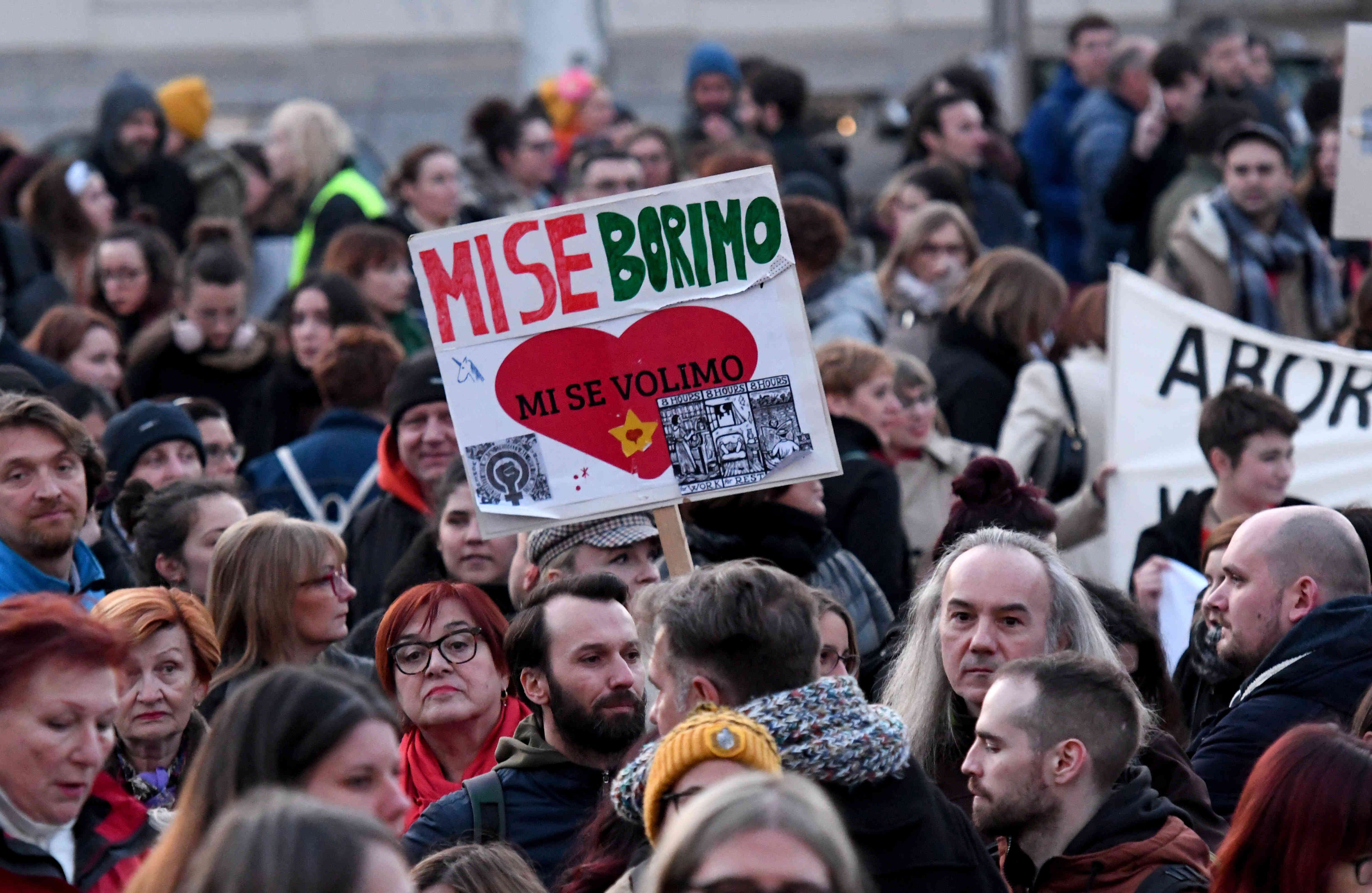 Cientos de personas se reúnen en Zagreb para celebrar el Día Internacional de la Mujer, el 8 de marzo de 2020. La alerta por el nuevo coronavirus no impidió que se celebraran eventos conmemorativos en las principales ciudades de Europa. (Foto: Denis Lovrovic  / AFP)