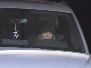 Shakira abandonando la clínica Teknon-Quirón, donde su padre lleva varios días ingresado.