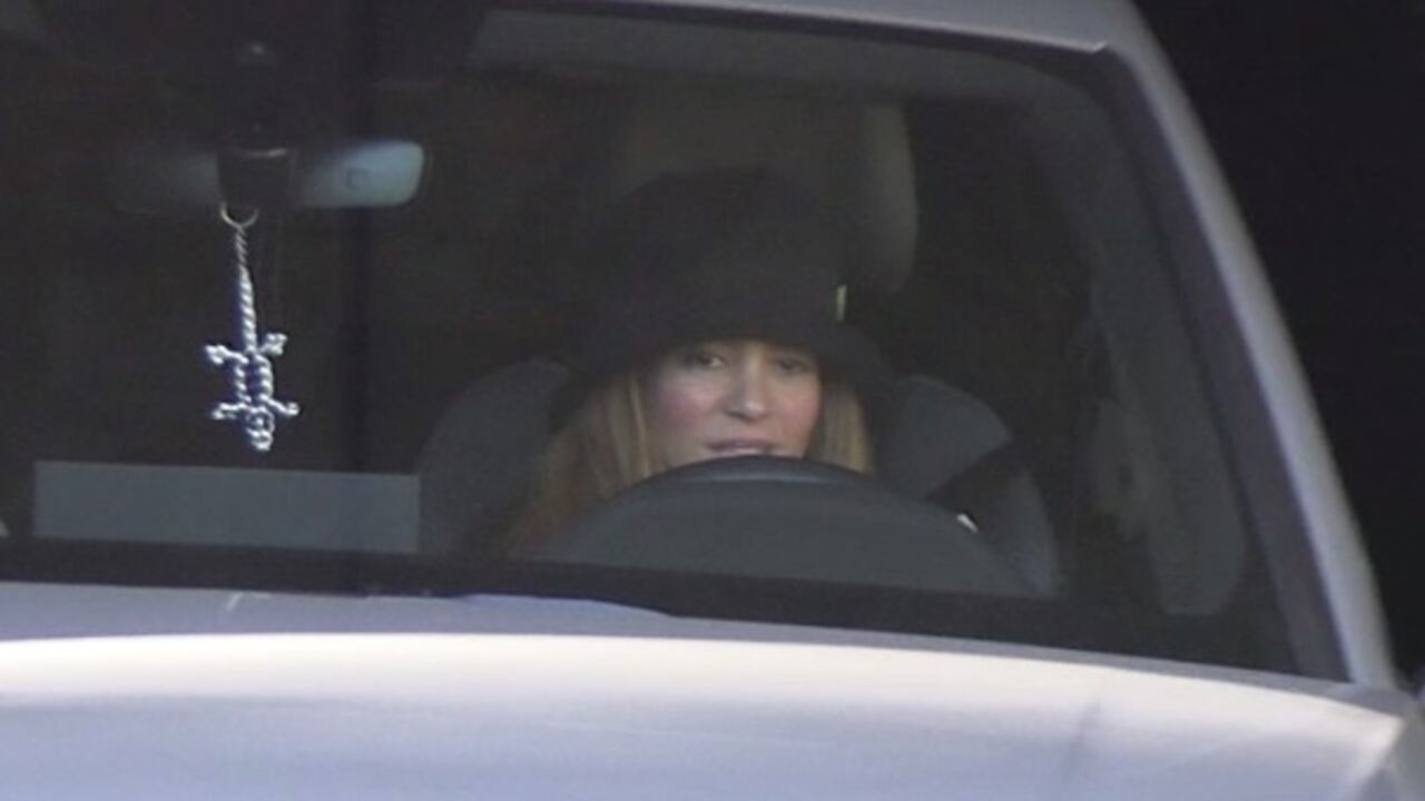 Shakira abandonando la clínica Teknon-Quirón, donde su padre lleva varios días ingresado.