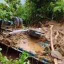 Vehículo arrastrado por un movimiento en masa en Tarazá.