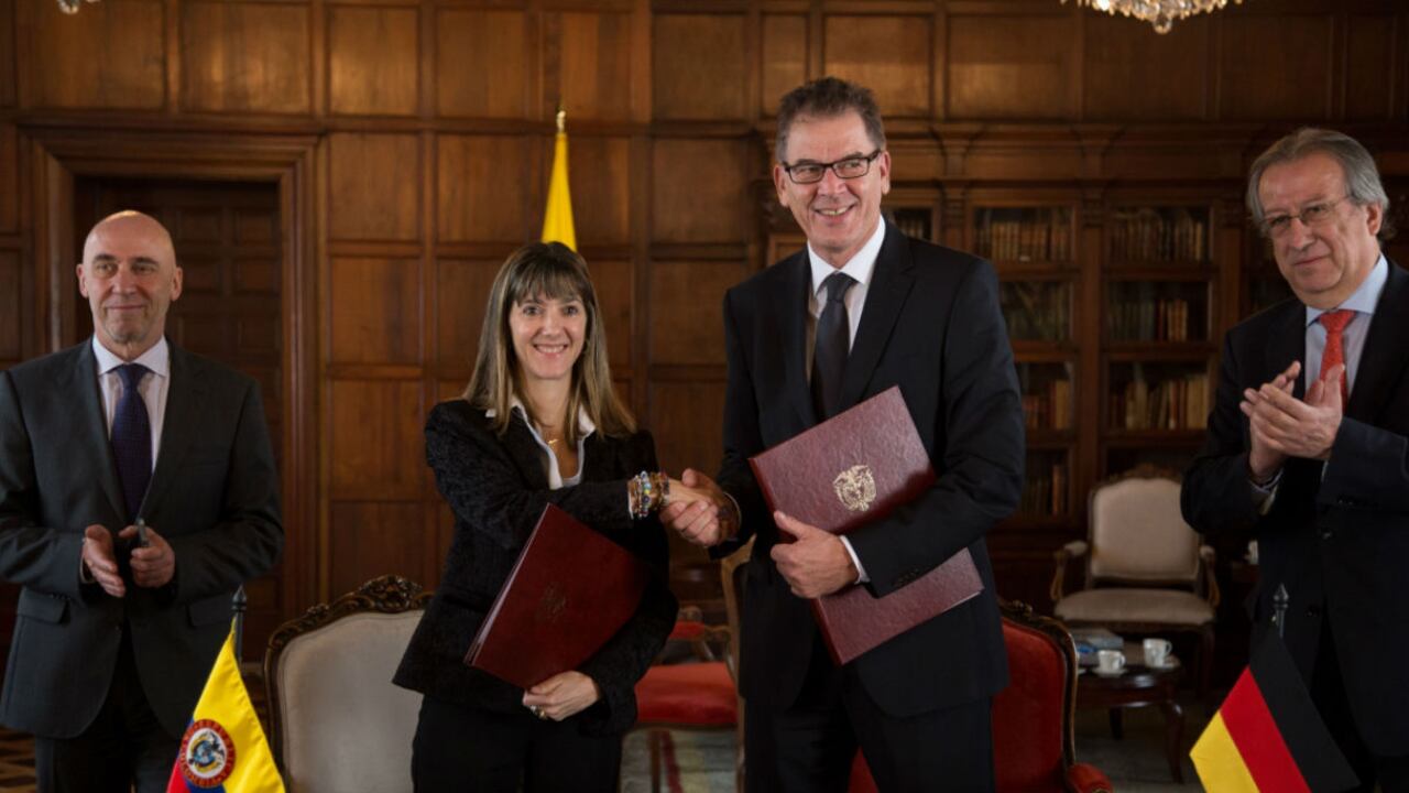 La Viceministra Patti Londoño y el Ministro de Cooperación y Desarrollo de Alemania, Gerd Müller, suscribieron el acta del encuentro que llevaron a cabo los representantes de ambos países en Bogotá.