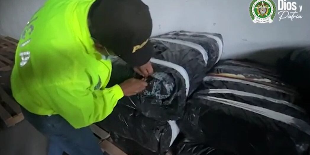 La Policía ubicó varios bultos de marihuana dentro de una bodega en Copacabana, Antioquia.