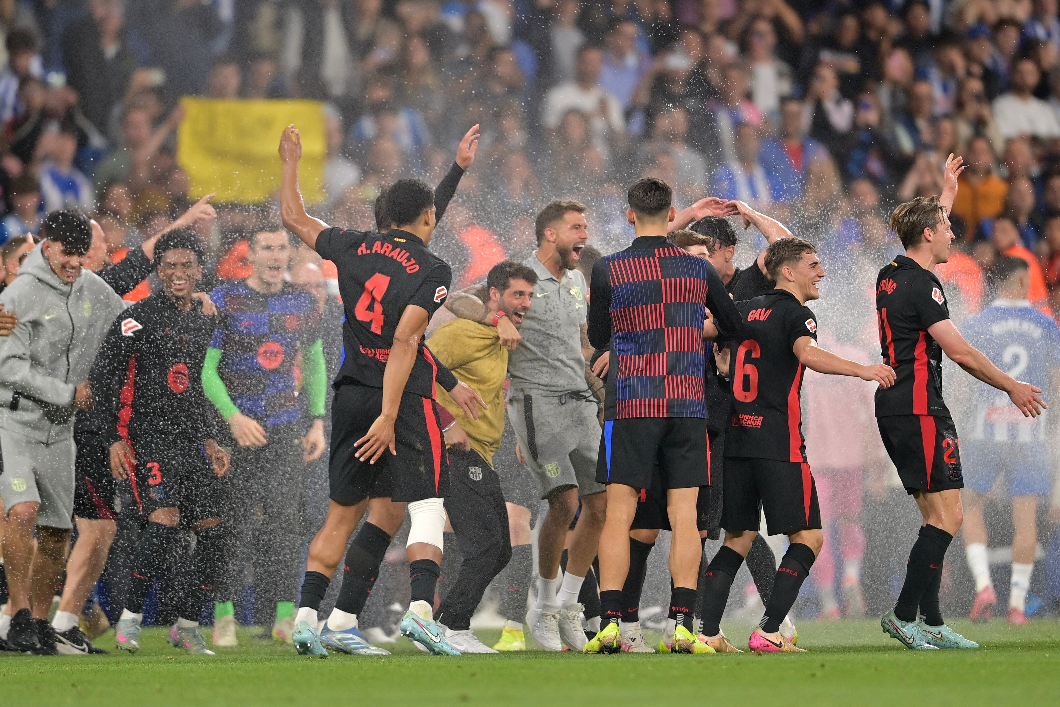 Los jugadores del Barcelona celebran tras ganar su partido de la liga española entre el RCD Espanyol y el FC Barcelona.