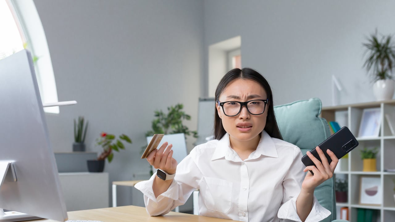 Una de las principales razones por las que los pagos en línea son vulnerables al fraude es la falta de interacción física.