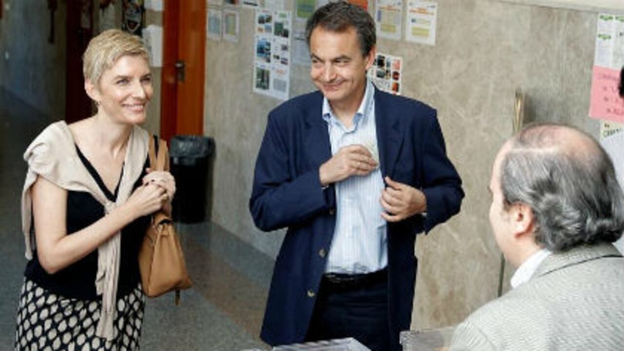 El presidente del Gobierno, José Luis Rodríguez Zapatero, y su esposa, Sonsoles Espinosa, en el colegio madrileño Nuestra Señora del Buen Consejo, en donde el domingo depositaron su voto en las elecciones municipales y autonómicas.