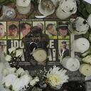 Fotografía de un altar improvisado durante un homenaje a los cadetes muertos por la explosión del carro bomba contra la Escuela de Cadetes de la Policía General Santander, este domingo en Bogotá (Colombia).