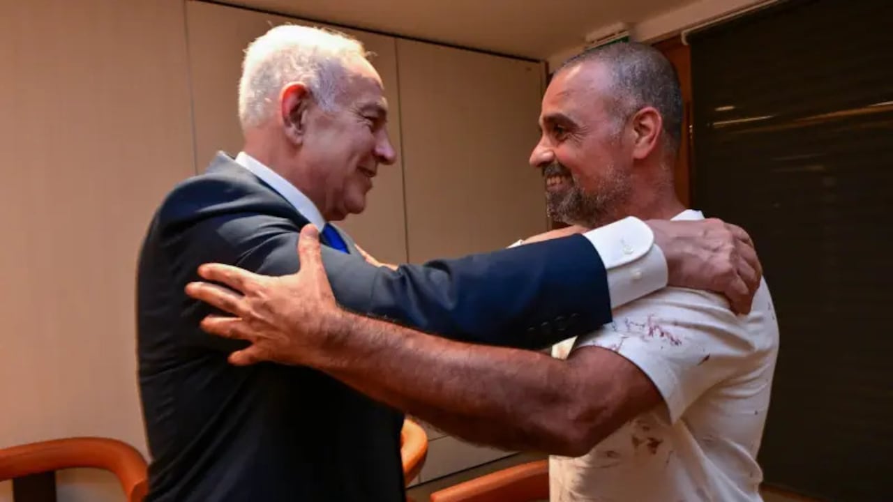 Benjamín Netanyahu y Yaniv Sharir.