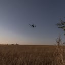 Un dron operado por un miembro militar ucraniano de la 65.a Brigada Mecanizada despegó cerca de la aldea de primera línea de Robotyne, en la región de Zaporizhzhia, el 1 de octubre de 2023, en medio de la invasión rusa de Ucrania. (Foto de Román PILIPEY / AFP)