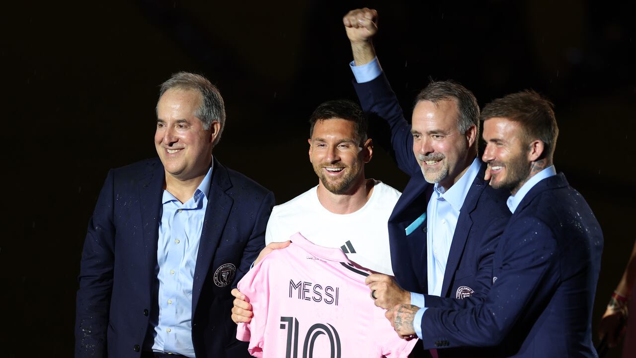 Lionel Messi en su presentación con lo directivos del Inter de Miami, entre ellos David Beckham.