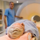 Examen de cáncer de próstata. Skynesher / Getty Images.