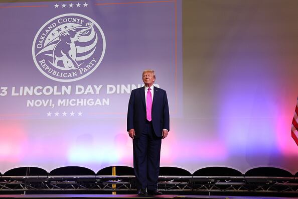El ex presidente de los Estados Unidos, Donald Trump, es presentado en la cena del Día de Lincoln del Partido Republicano del Condado de Oakland en Suburban Collection Showplace el 25 de junio de 2023 en Novi, Michigan.