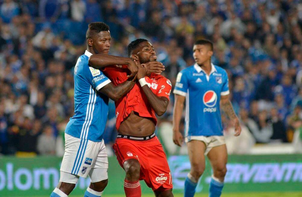 El partido tuvo varias interrupciones y hubo roces en el área de ambos. Foto: Diana Rey Melo / SEMANA