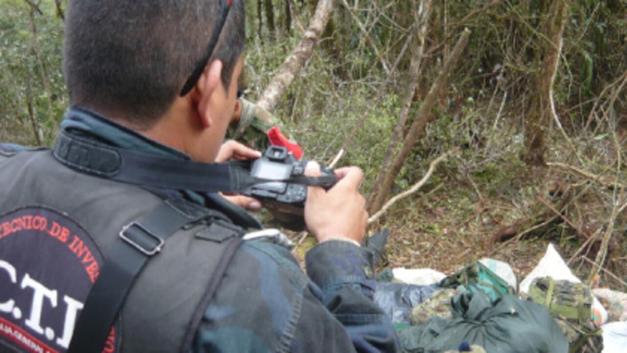 La Fiscalía llegó al lugar del bombardeo un día después de que los militares de las Afeaur habían encontrado la millonaria caleta. Sin embargo, estos no la reportaron oficialmente. Solo dijeron que habían hallado armamento, un computador y material de intendencia.