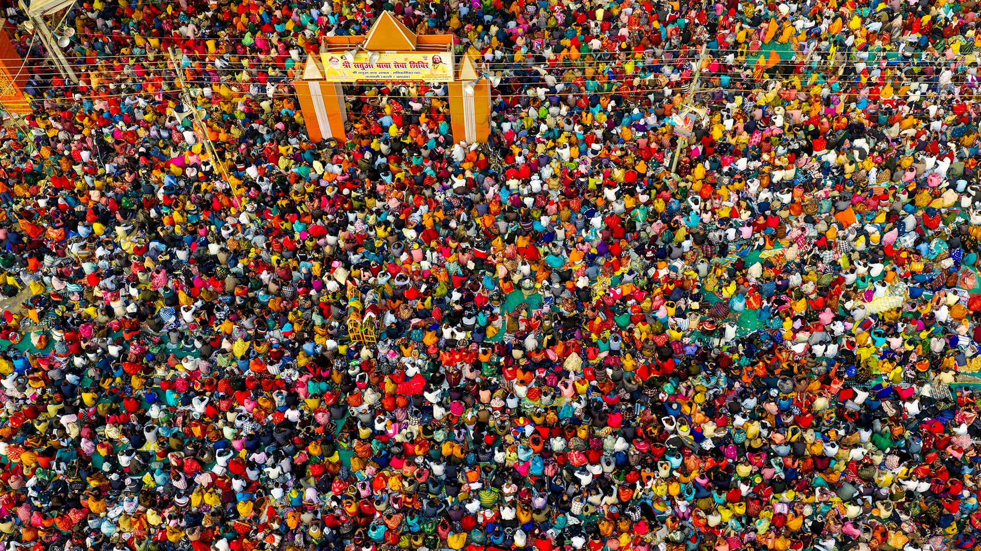 Los devotos hindúes escuchan al líder religioso Pandit Pradeep Mishra en el campamento de Satua Baba en el Sangam, la confluencia de los ríos Ganges, Yamuna y el mítico Saraswati, durante la feria tradicional anual del festival Magh Mela, India. Martes 27 de enero de 2026.