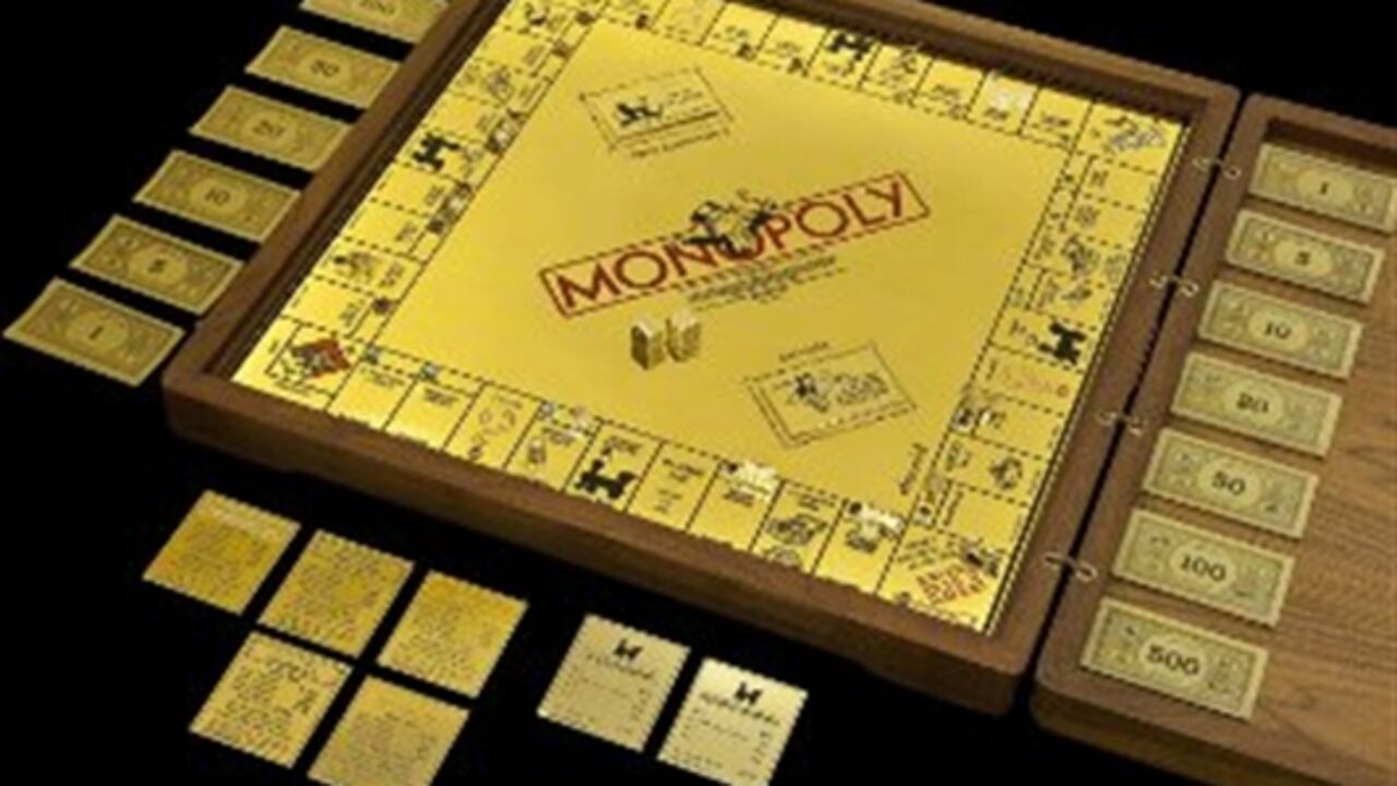 El tablero y todos los accesorios -que aparecen en el Libro Guinness de los Récords por su valor- fueron creados en 1988 por el joyero estadounidense Sidney Mobell, cuando la onza de oro costaba cerca de tres veces menos que ahora.