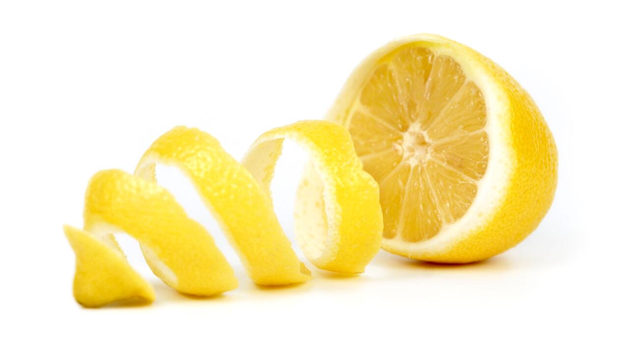 La cáscara de limón puede usarse de diversas formas para limpiar.