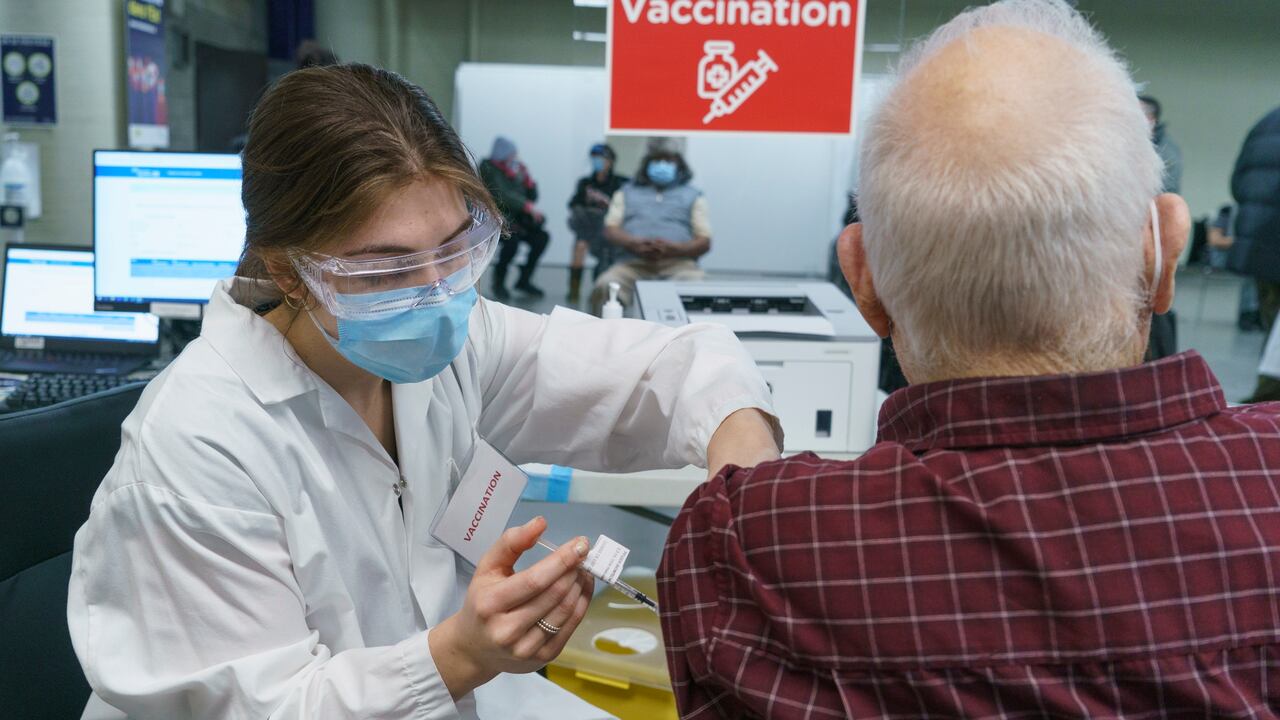 Vacunas covid-19 | La razón por la cual un adulto mayor de 80 años que vive en Barranquilla debe trasladarse para ser vacunado en Bogotá