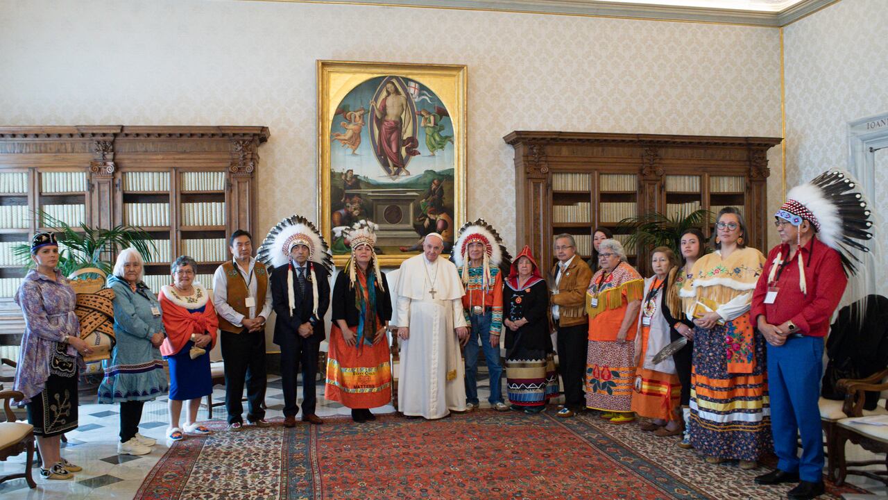 Esta foto tomada el 31 de marzo de 2022 y entregada el 1 de abril de 2022 por The Vatican Media muestra al Papa Francisco (C) posando con el recién elegido Jefe Nacional de la Nación Dene Gerald Antoine (6thR), exjefe nacional de la Asamblea de Primeras Naciones de Canadá (AFN) ), Phil Fontaine (5thL), Wilton Littlechild, excomisionado de la Comisión de la Verdad y la Reconciliación (CR junto al Papa), Gran Jefe de los Crees, Mandy Gull-Masty (2ndR) y otros miembros de la delegación de las Primeras Naciones en el Vaticano, dentro de una reunión con el Papa, como parte de una serie de reuniones de una semana de duración de ancianos, líderes, sobrevivientes y jóvenes indígenas de Canadá en el Vaticano. (Photo by Handout / VATICAN MEDIA / AFP) / RESTRINGIDO A USO EDITORIAL - CRÉDITO OBLIGATORIO "AFP PHOTO / VATICAN MEDIA" - SIN MARKETING - SIN CAMPAÑAS PUBLICITARIAS - DISTRIBUIDO COMO SERVICIO A CLIENTES