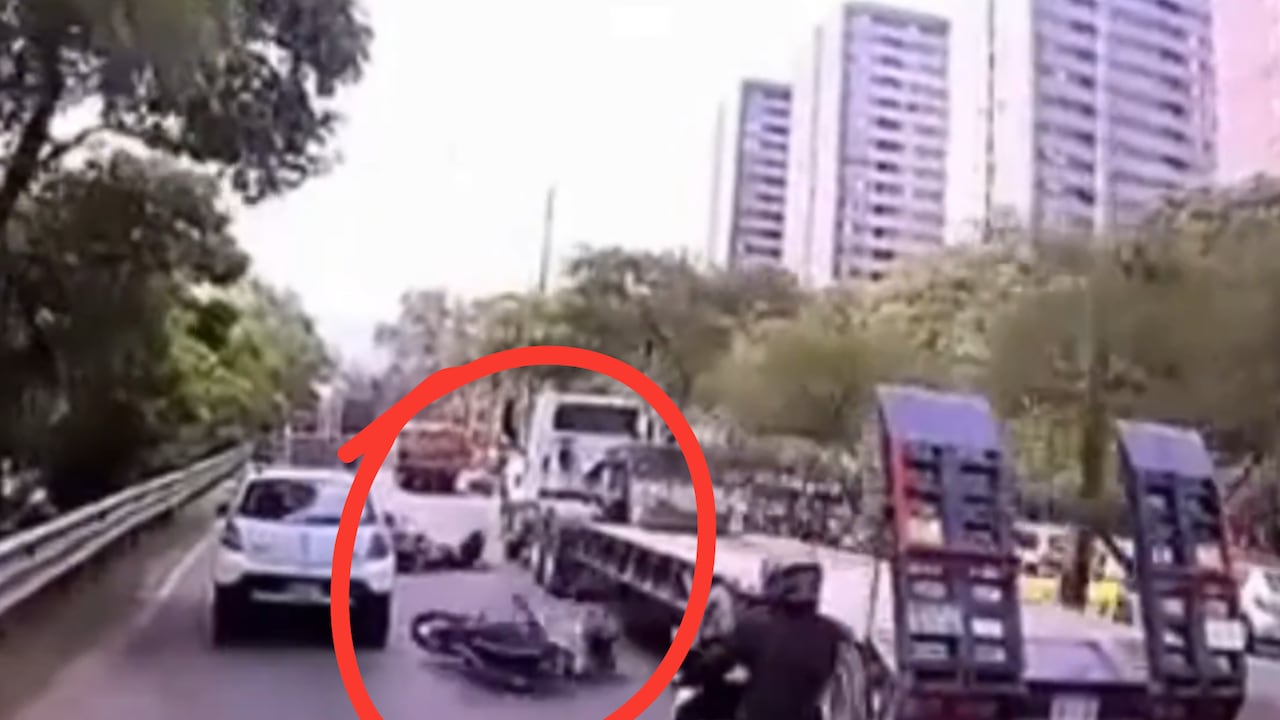 Momento en el que los dos motociclistas cayeron al mismo tiempo.