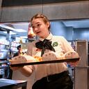 McDonal's comunicó el 16 de mayo que se retiraba de Rusia. Por lo que ha sido reemplazado por un restaurante local. (Photo by Kirill KUDRYAVTSEV / AFP)